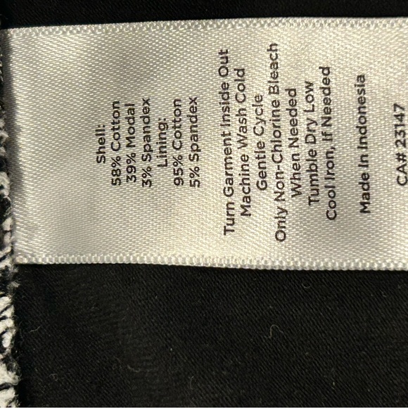 Talbots Blue and White Geometric ladies size M skort. Like New. Soft material - Picture 6 of 6